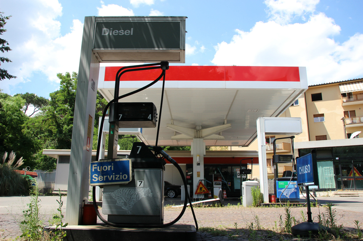 つい先日まで営業していたシエナにある旧エッソのスタンド跡。早くも雑草がポンプの周辺に生え始めている。2018年6月撮影。