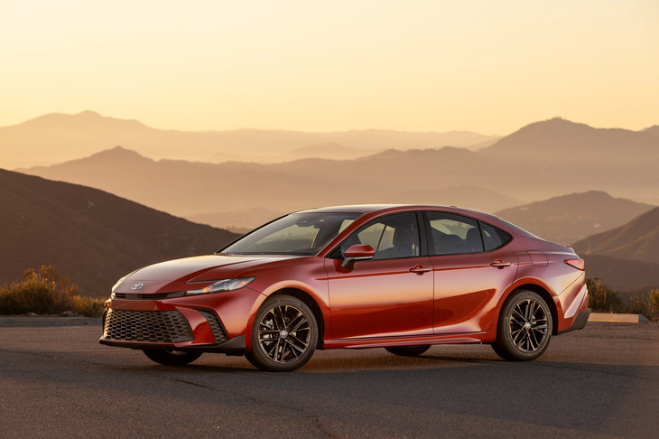 北米におけるトヨタのセールスを支える4ドアセダン「カムリ」。同市場で販売される最新モデルは2023年11月に全面改良を受けた11代目で、米ケンタッキー州ジョージタウン工場が生産を担当する。残念ながら日本では同年12月に販売を終了した。