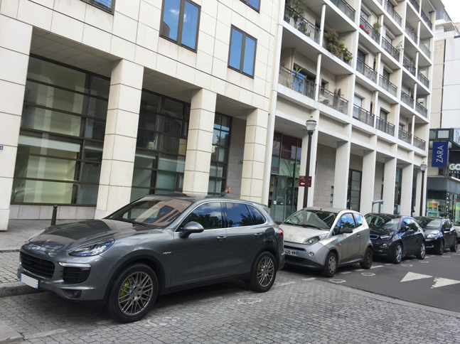 EVカーシェアリング「オートリブ」（写真左から2台目が該当車両）の充電スペースは、個人のEVやPHVにも開放されている。「ポルシェ・カイエンS E-ハイブリッド」や「BMW i3」も、すました顔をしてチャージ。さすが大都会パリである。