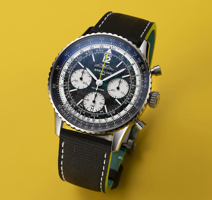 2026年2月、スイスを代表する高級時計ブランド、ブライトリングは、アストンマーティンおよびアストンマーティン・アラムコ・フォーミュラワン・チームのオフィシャルウオッチパートナーとしてのグローバルパートナーシップを締結。これを機に本数1959本限定のコラボレーションウオッチ「ナビタイマーB01クロノグラフ43 ASTON MARTIN ARAMCO FORMULA ONE™ TEAM」をローンチした。国内価格は156万2000円。