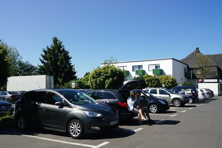 個人所有に加え、レンタカーやカーシェアリング、カンパニーカーと、欧米ではさまざまな形の「人とクルマの関係」が実践されている。駐車場事情も含め、日本とはクルマとの付き合い方が大きく異なっているのだ。