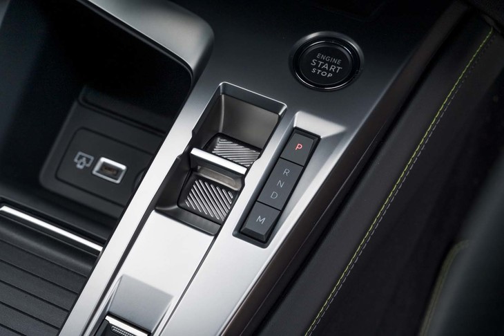 最新のプジョー車やシトロエン車で採用されているトグルスイッチ型のシフトセレクター。「D」「N」「R」はレバーの前後操作で入るが、「P」と「M」（マニュアル変速）は文字の書かれた部分（ボタン）を直接押し込んで操作する。