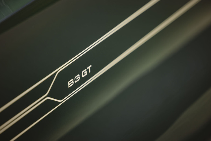 アルピナラインと呼ばれるボディーサイドの特徴的なデコレーションラインには「B3 GT」の文字も添えられている。