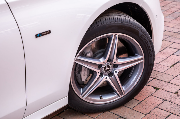 試乗車には、前245/45R18、後ろ275/40R18サイズの「ピレリ・チントゥラートP7」タイヤが装着されていた。