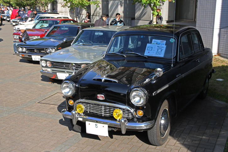 特別展示車両に合わせて、日本車の中では日産車がフィーチャーされていた。手前は英国オースチンを日産でライセンス生産した「日産オースチンA50ケンブリッジ」。