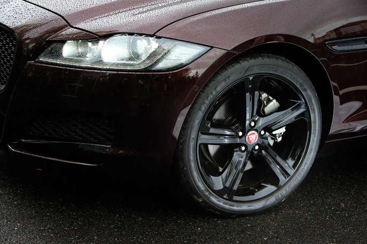 「プレステージ」の標準タイヤサイズは245/45R18だが、テスト車にはオプションで用意される、245/40R19サイズのタイヤとブラックの19インチアルミホイールが装着されていた。