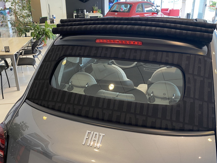 キャンバスルーフにはフィアットの新ロゴが反復されている。このあたり、テスラにはないセンスである。