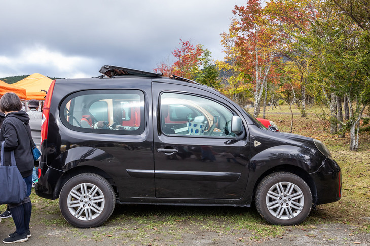 フリーマーケットエリアの入り口で発見したレアな「カングー ビボップ」。2010年に日本に導入されたカングーのショートホイールベースモデルで、左ヒンジの横開きバックドアとスライドオープン式のルーフが特徴になっている。