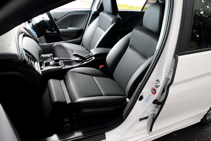 助手席には脱着式のオットマンが装備されていた。