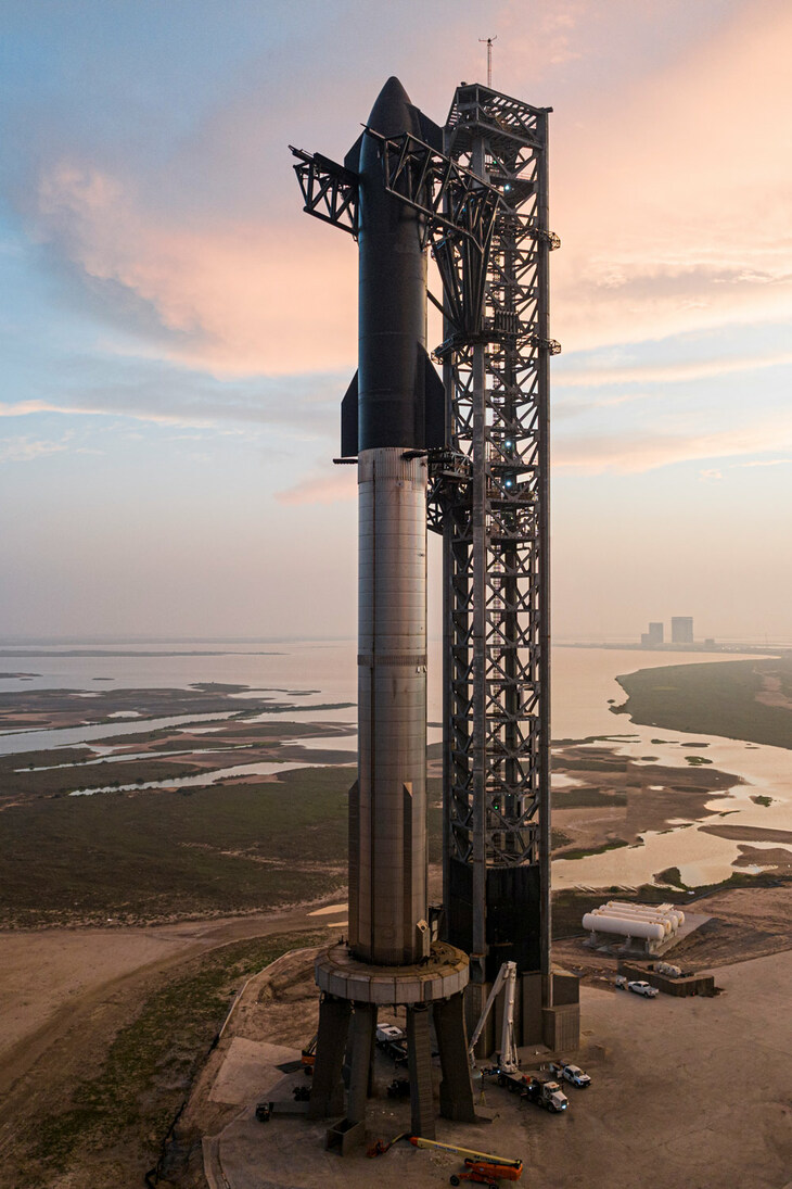 イーロン・マスク氏が立ち上げた航空宇宙メーカー、スペースXが開発中の次世代ロケット「スターシップ」。厳密には、上部の宇宙船部分が「スターシップ」で、下部の1段目ロケットは「スーパーヘビー」と呼ばれる。ともに打ち上げ後は地球に帰還。再使用が可能となるという。