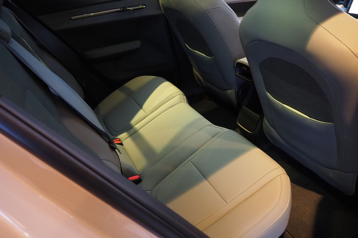 ボルボEX30クロスカントリー（用品装着車のリアシート）