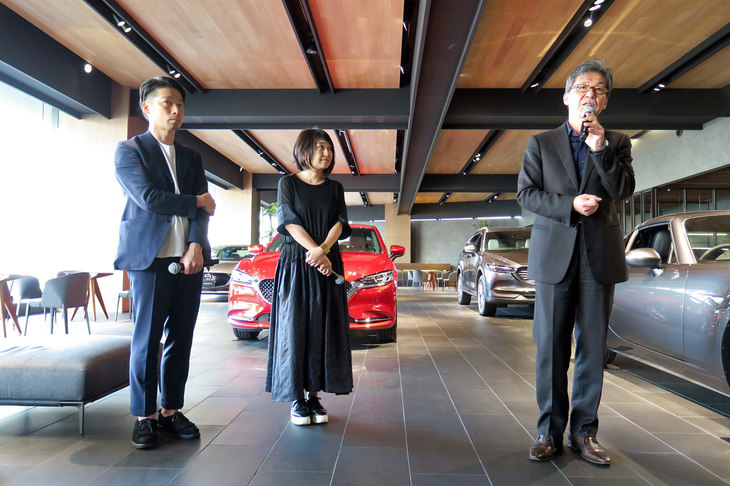 お披露目会にはマツダのデザイン・ブランドスタイル担当の前田育男常務執行役員も登場。洗足店、目黒碑文谷店、高田馬場店、そして板橋本店という“首都圏ブランド旗艦店”のオープンについて、「（洗足店がオープンする前は）マツダにまだブランド様式というものがなく、ショールームのデザインも『魂動』を取り入れたクルマに準じたものになっていなかった。『せめてもうちょっとクルマが格好よく見える環境においてよ』というのがスタートだった」とかつてを振り返った。