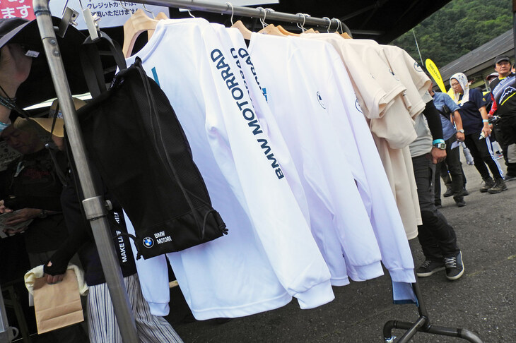 BMWモトラッドのオフィシャルショップでは、ウエアなどのオリジナルグッズも販売。Tシャツなどは大きいサイズから順に、早々に完売となっていた。