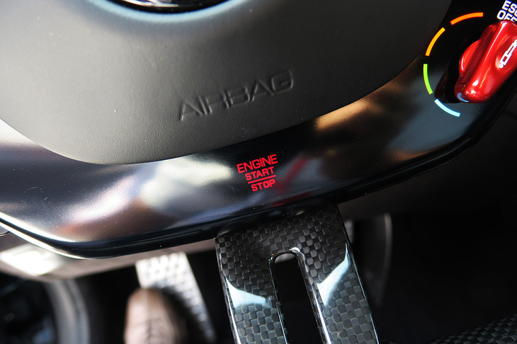 フェラーリ・ローマ スパイダー（イグニッションボタン）