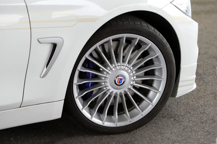 「アルピナ・クラシック・ホイール」と呼ばれる20スポークアルミホイール。タイヤのエアバルブはセンターカバー内にあり、空気は中空構造のスポークを通ってタイヤに充填（じゅうてん）される。