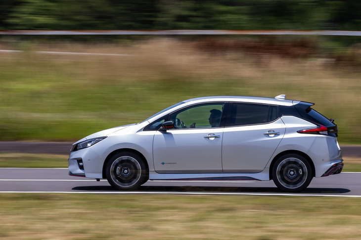 サスペンションでは、スプリング定数をフロントで14％、リアで25％アップ。専用チューニングのショックアブソーバーやウレタン製バンプラバーなども採用された。