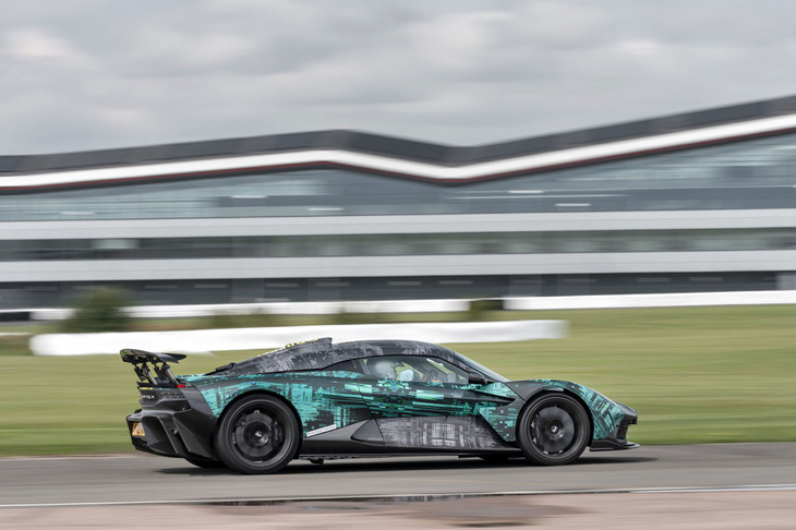 「ヴァルハラ」の0-100km/h加速タイムは2.5秒。最高速は電子制御リミッターで350km/hに制限されている。