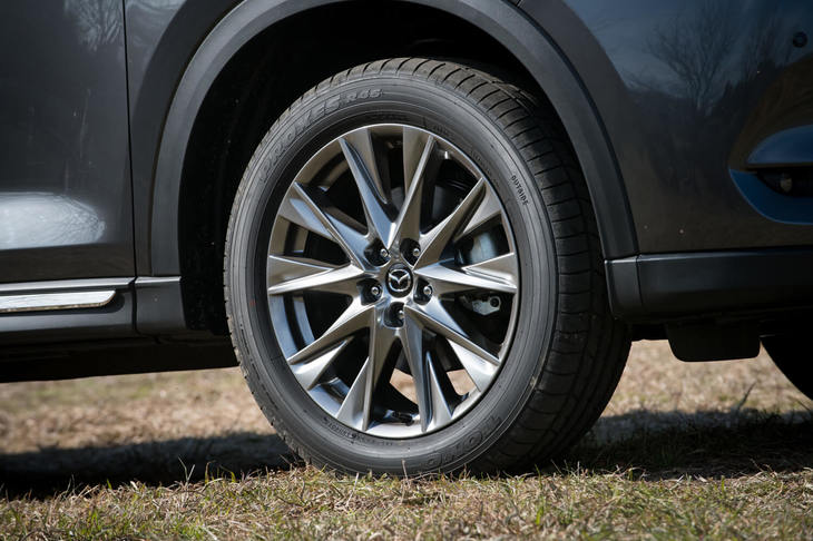 外観では、17インチ、19インチともにホイールの色や輝度を変更。「25T Lパッケージ」のタイヤサイズは225/55R19で、試乗車のタイヤは「トーヨー・プロクセスR46」だった。