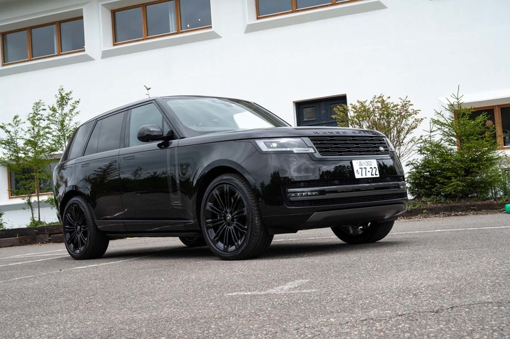 足まわりはフロントがダブルウイッシュボーン式でリアがインテグラルマルチリンク式。1992年に2代目モデルが初採用したエアサスペンションを使う。