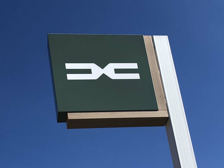 晴れて新ロゴの看板取り付け完了。