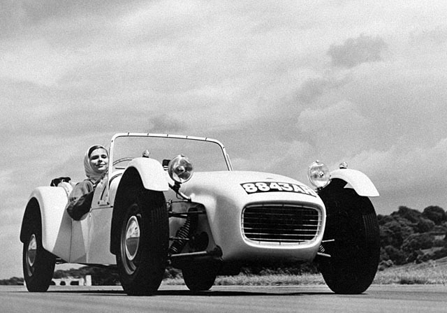 1957年秋のロンドンショーで「エリート」と共にデビューした「セブン」。既存のモデルと同じく、完成車に加えてキットフォームでの販売も行われた。ロータスは1973年に同社の製造権を生産設備ごとケータハムに売却。これが今日に続く「ケータハム・セブン」となった。