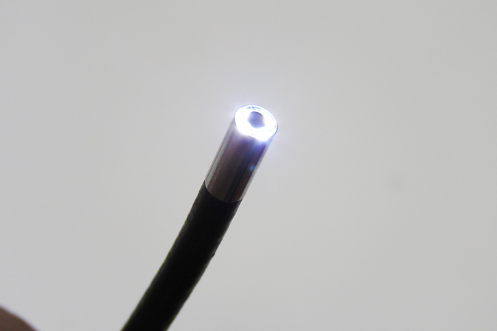 管の先端には照明とカメラが備わっている。同社ではフルハイビジョン映像を撮影できる高性能なものから、外径1.8mmという極細のものまで、さまざまな内視鏡を取りそろえている。