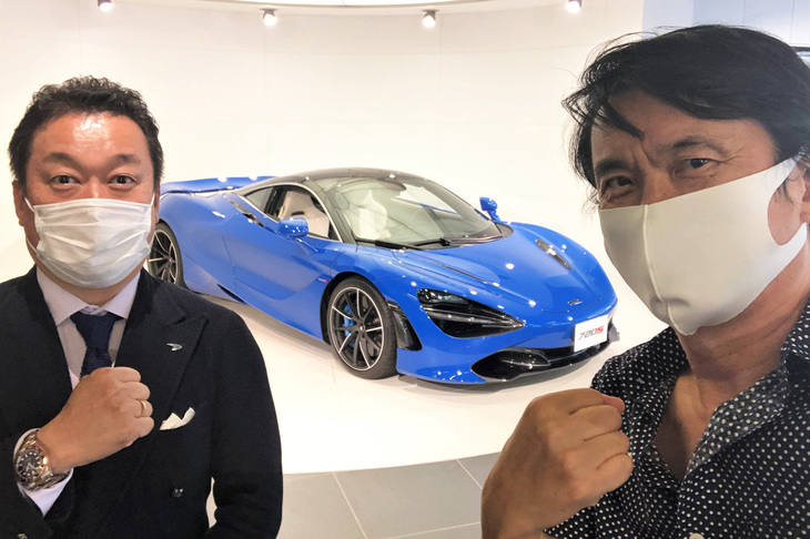 マクラーレン東京のショールームにて、営業マンの平野氏（左）と私（右）。後ろに見えるのはマクラーレンの最新モデル「720S」。平野氏とはかれこれ20年以上のお付き合いになる。