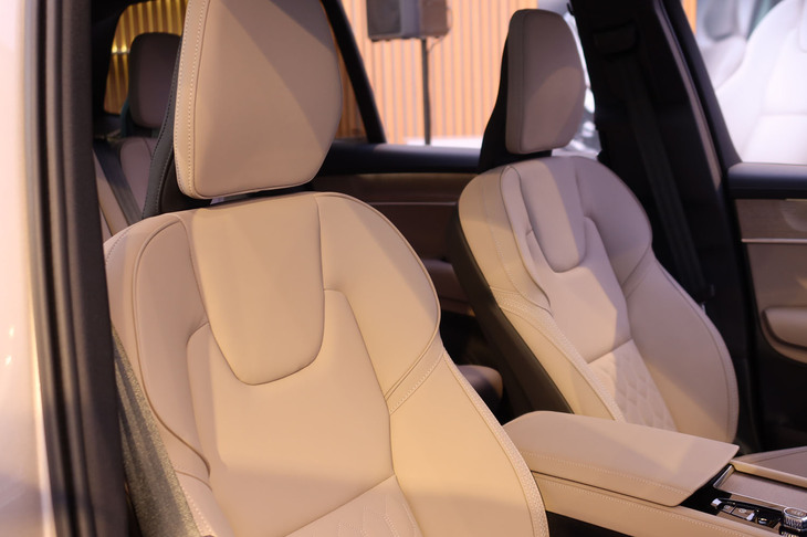 ボルボXC90プラスB5 AWD（フロントシート）