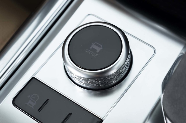 走行モードの選択スイッチは、せり出したノブを回すという、かつてのシフトセレクターを思わせるデザインが採用されている。