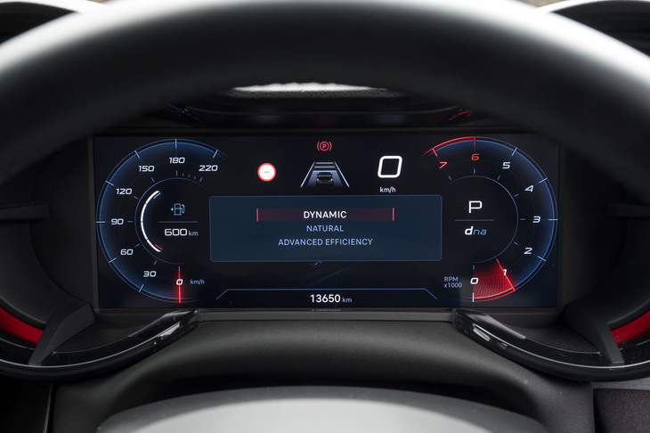 走行環境に応じて車両の制御を切り替えられる「DNAドライブモードセレクター」も装備。モードは「Dynamic」「Natural」「Advanced Efficiency」の3種類が用意される。