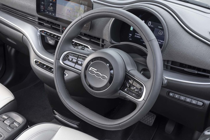 ステアリングホイールは2本スポークタイプ。右スポーク上にはアダプティブクルーズコントロールやステアリングアシスト（どちらも標準装備）のスイッチが備わっている。