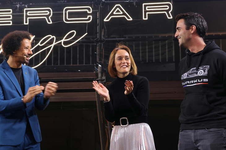 自動車ジャーナリスト、ジェラルディーン・ゴディ氏（写真中央）が司会を務めるトークショーも頻繁に開催。クォークスの創立者ティエリー・ナルドーヌ氏（同右）は、「イペルノーヴァ」の超軽量ボディーと空力性能を強調した。