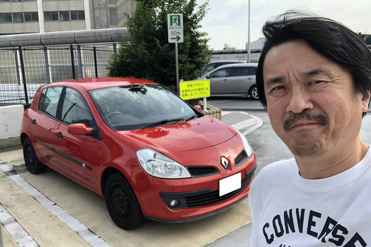 “俺のナロー”こと「トゥインゴEDCキャンバストップ」に施したボディーコーディングの仕上がりは本当にスバラシイ。雨に降られてもさほど汚れないのだ。そこで“ラ・スッポン丸”こと愛車「フェラーリ328GTS」のコーティングも、トゥインゴと同じく横浜のMAMAに依頼。その際に代車となったのが、2006年式の「ルノー・ルーテシア」（写真）だった。