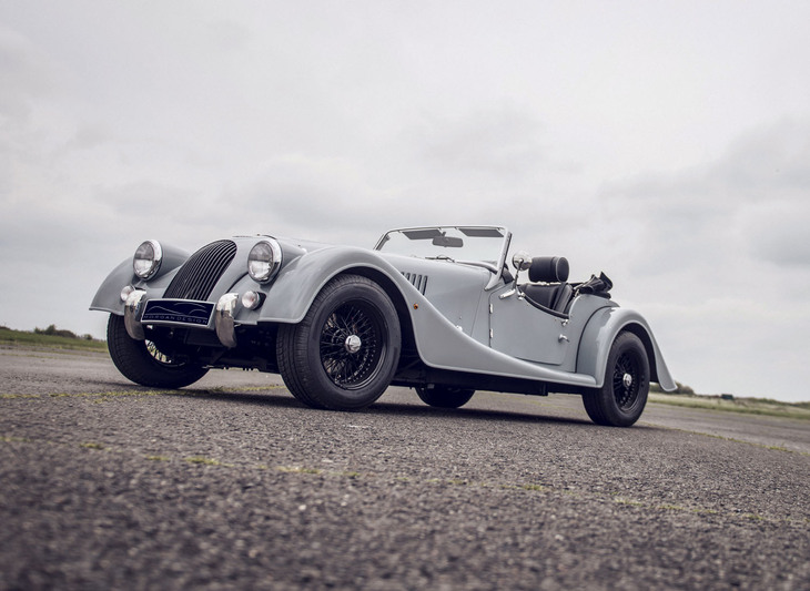 「4/4」の生産終了後もラインナップされている「モーガン・プラスフォー」。1961年に4/4の高性能版として生まれた仕様で、この現行モデルはBMW製2リッターDOHCターボユニットを積む。