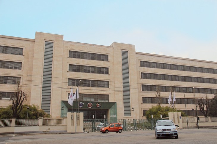 FCAイタリーのミラフィオーリ本部棟は、ヴィットリオ＝ボナデ・ボッティーノの設計。写真は2011年に撮影。