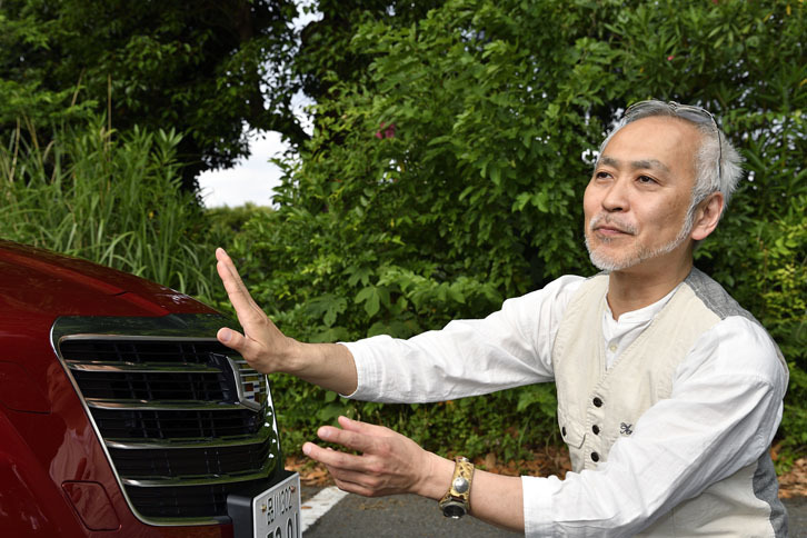 「CTS」と対面して、まずフロントグリルと向き合った太田さん。正確な再現にも増して、見る者にどういう印象を与えるかも綿密に計算して制作している。