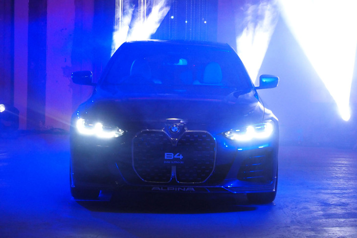 「BMWアルピナB4グランクーペ」の発表時の様子。