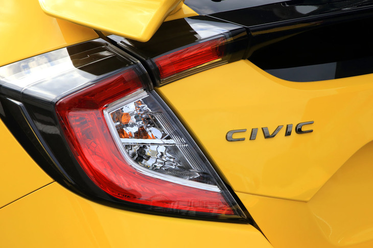 「リミテッドエディション」では、リアゲート左側に貼られる「CIVIC」のエンブレムがダーククローム仕上げになっている。
