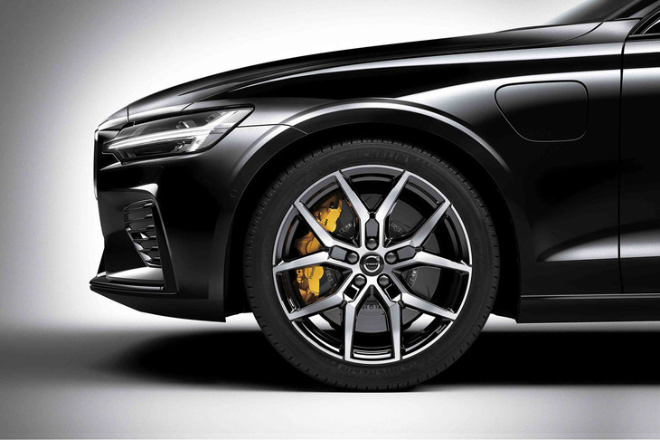 「V60リチャージ ポールスターエンジニアード」の足まわりは、オーリンズ製DFVショックアブソーバーと強化スプリング、ブレンボ製の6ピストンフロントブレーキキャリパー、19インチの専用鍛造アルミホイールなどで強化されている。