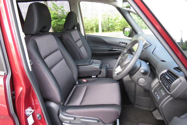 日産セレナ ハイウェイスターG（1列目シート アレンジパターン）