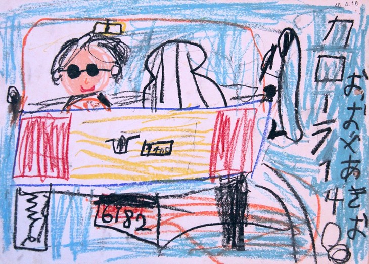 図B。幼稚園で描いた2代目「トヨタ・カローラ」は近所の家にあったクルマだ。