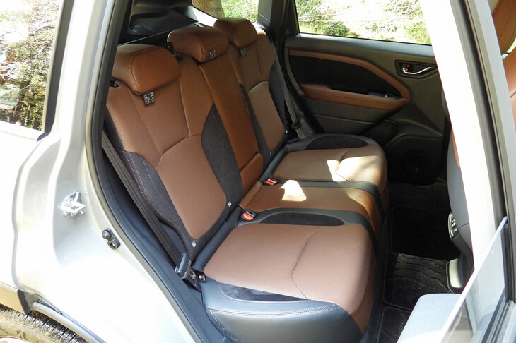 スバル・フォレスター プレミアムS：HEV EX（リアシート）