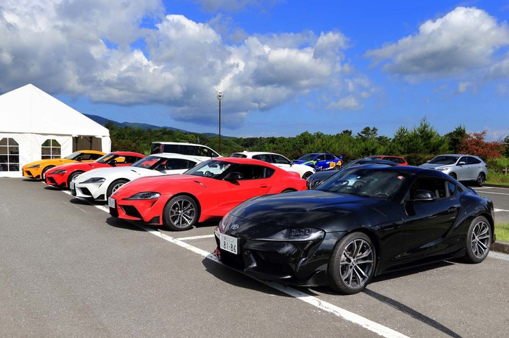 試乗会場となった伊豆・修善寺のホテル駐車場に並んだ新型「トヨタ・スープラ」。ボディーカラーは全8色がラインナップされる。