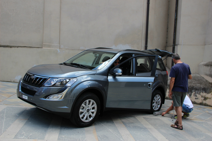 この日産販売店は、インドのマヒンドラ・マヒンドラも扱っている。