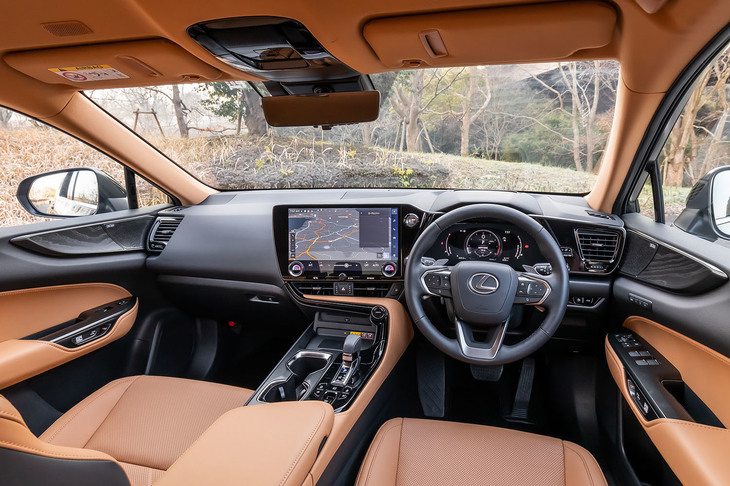 新しいコックピット思想「Tazuna」コンセプトを取り入れてデザインされた新型「NX」のインテリア。従来型NXとは大きく異なり、メーターからドアトリムまで連続するシームレスな形状となっている。