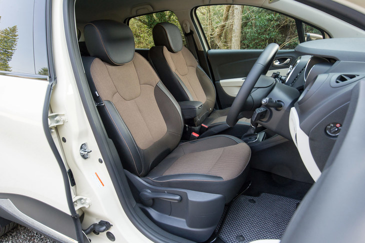 「インテンス」に装備されるファブリックシート。シートカラーは、インテンスにはブラウンとグレーの2色が用意されるのに対し、「インテンスレザー」はブラックのみとなっている。
