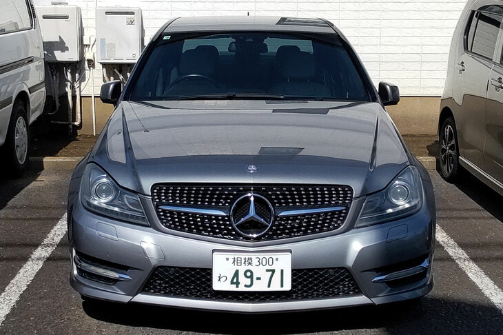 代車としてお世話になった、ちょっと古い「メルセデス・ベンツCクラス」。これで俺も、ブルジョアの仲間入りよ。