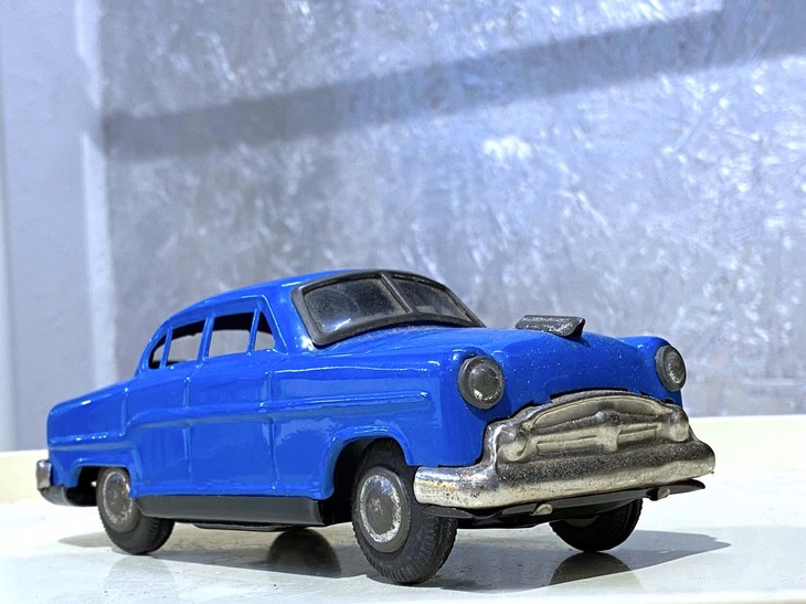 「フォード」（1952～1953年）を思わせるブリキ製玩具。28ユーロ（約3800円）。