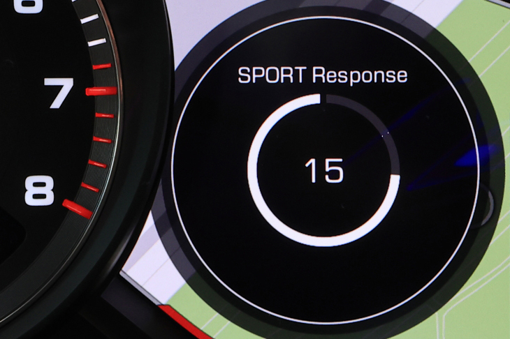 「スポーツレスポンスボタン」は、いわゆるフルブースト機能を作動させるスイッチで、これを押すと20秒間にわたりパワートレインの最大パフォーマンスが解放される。