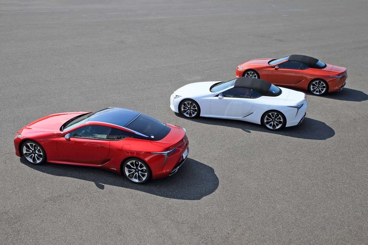 「LC500コンバーチブル」発売のタイミングに合わせ、既存のクーペ（写真左）もサスペンションやステアリングの制御がリファインされた。